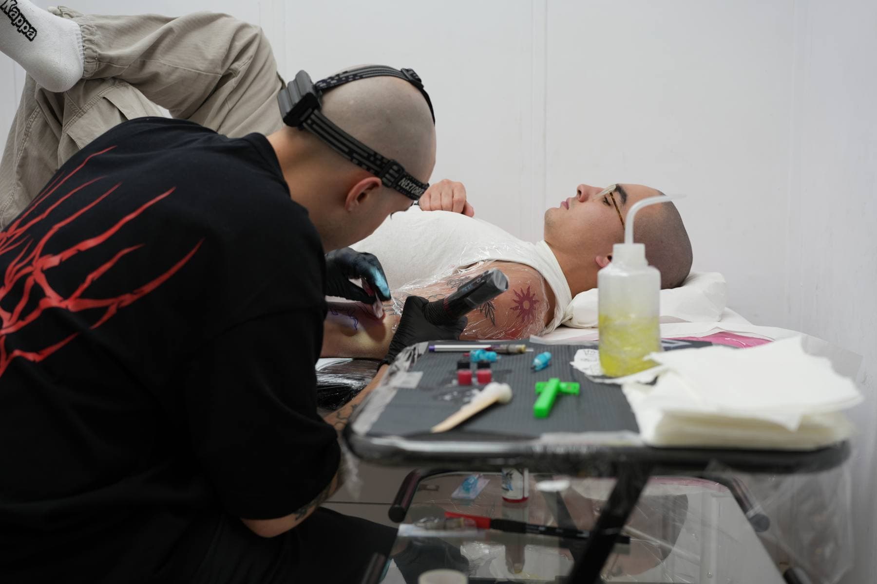 Séance de tatouage en studio