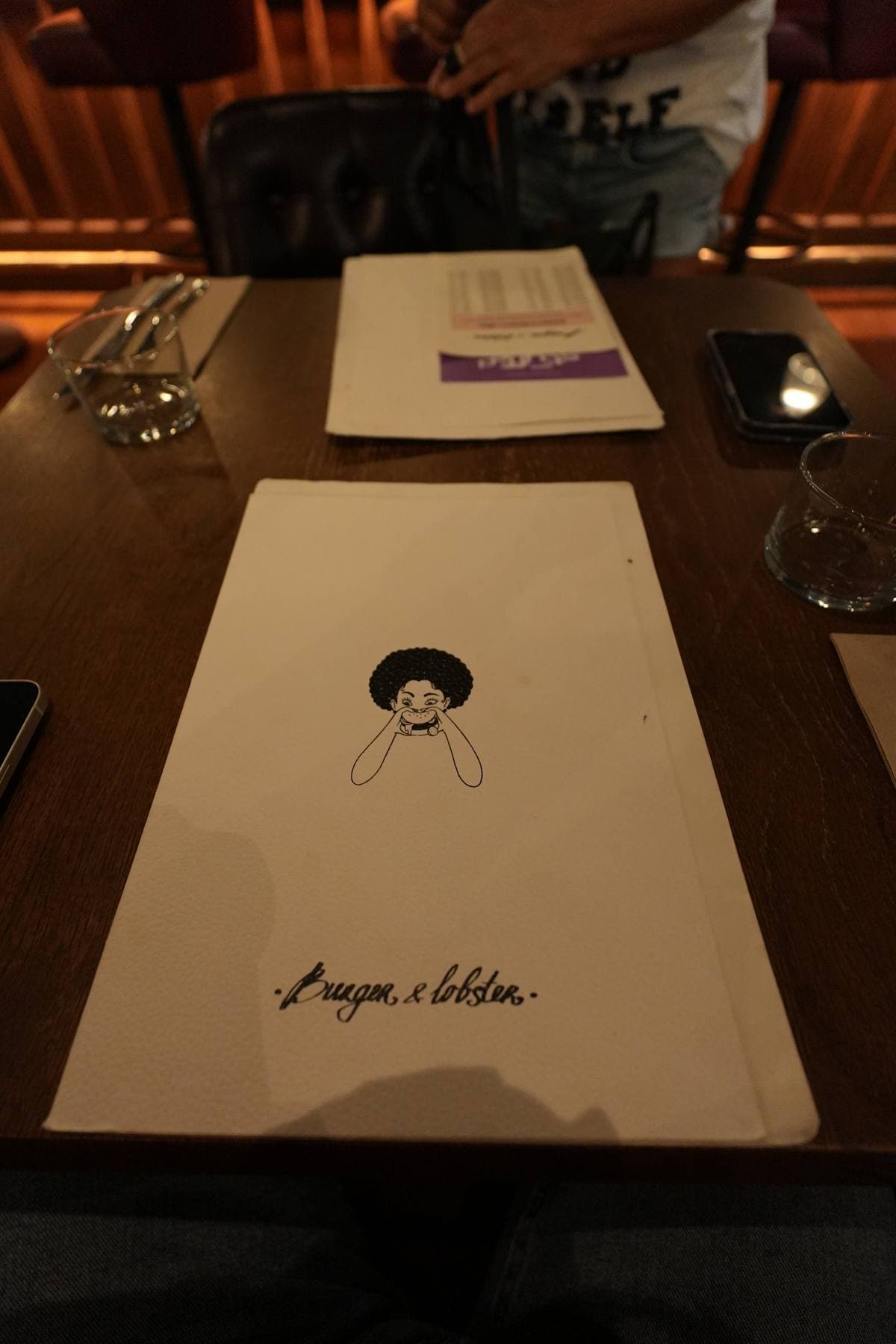 Table de restaurant dressée, set de table illustré à la main