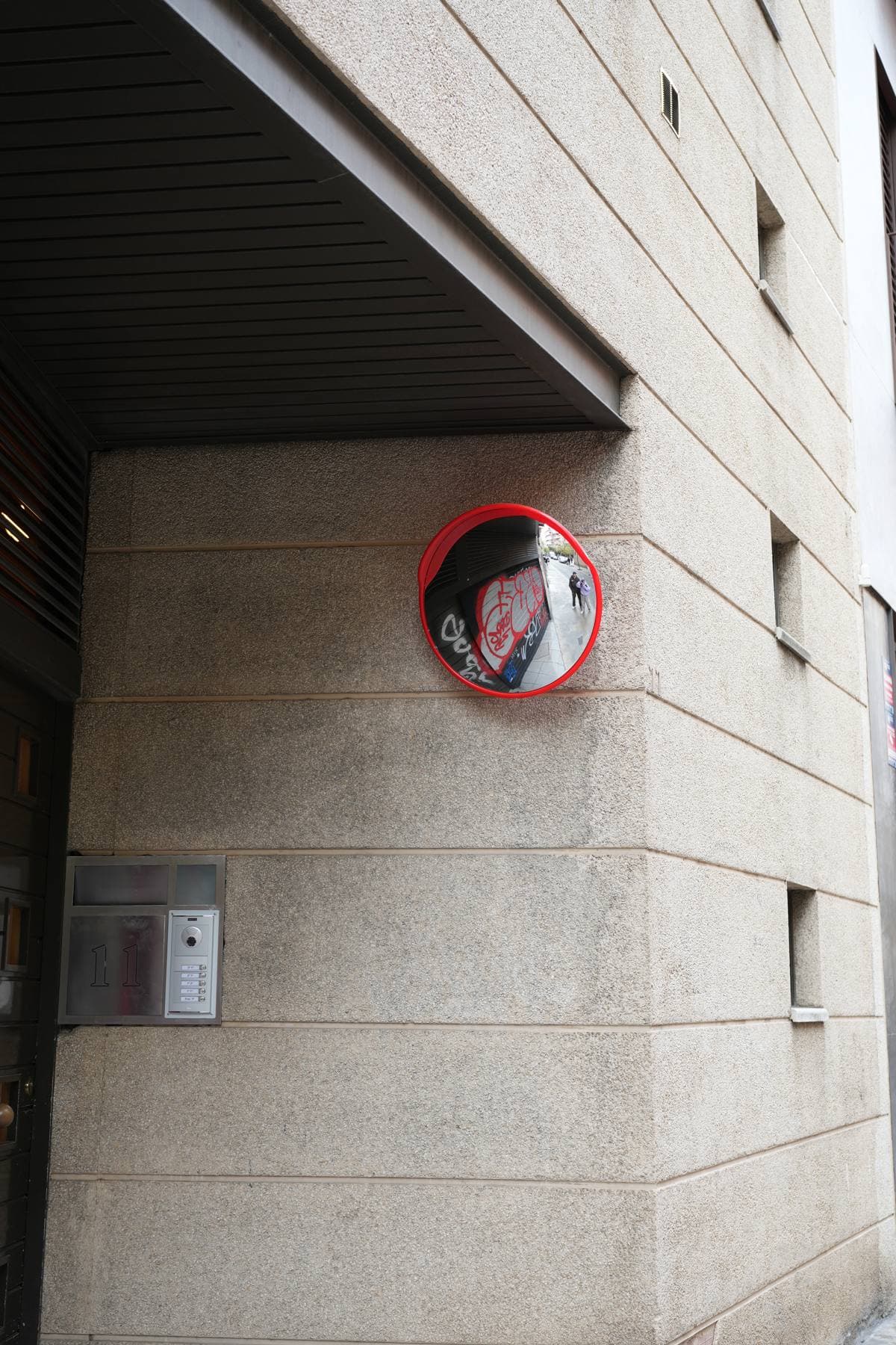 Miroir rond accroché à un mur de pierre